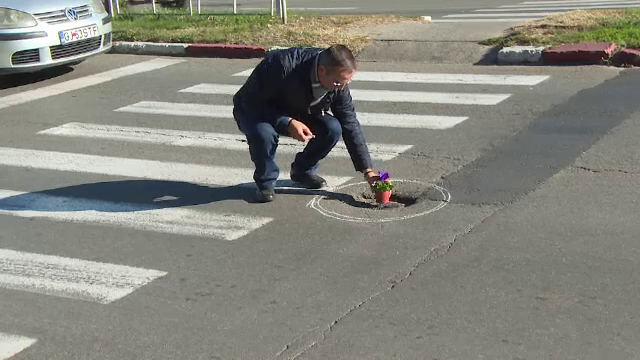 Gest disperat al unui şofer de troleibuz, exasperat de gropile din Târgu Jiu