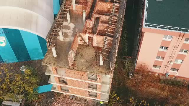 Bloc nou din Capitală, demolat pe cheltuiala proprietarului. Cum au reuşit vecinii să-l oblige