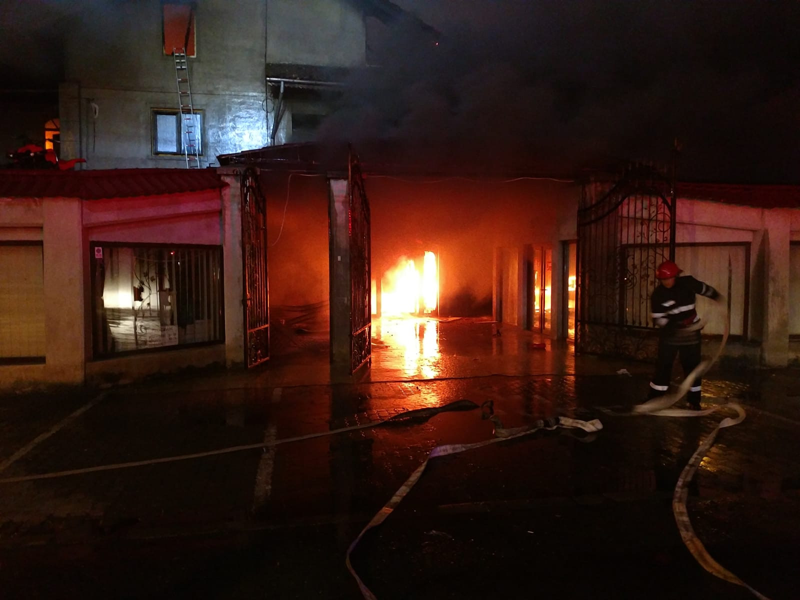 Incendiu uriaş în Târgovişte. Pompierii au cerut ajutor de la Bucureşti
