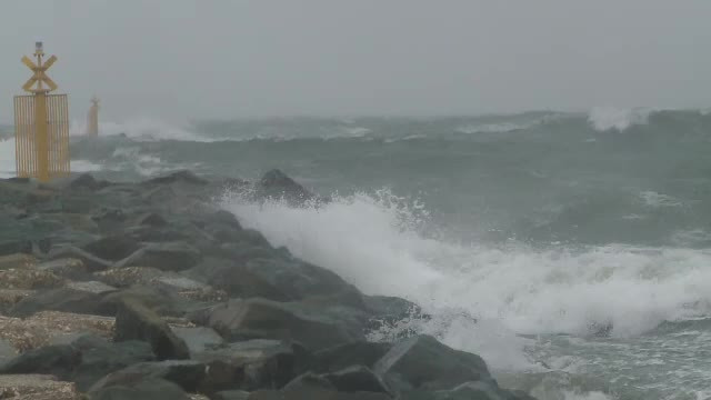 Rafale puternice de vânt și valuri de aproape trei metri înălțime pe litoral