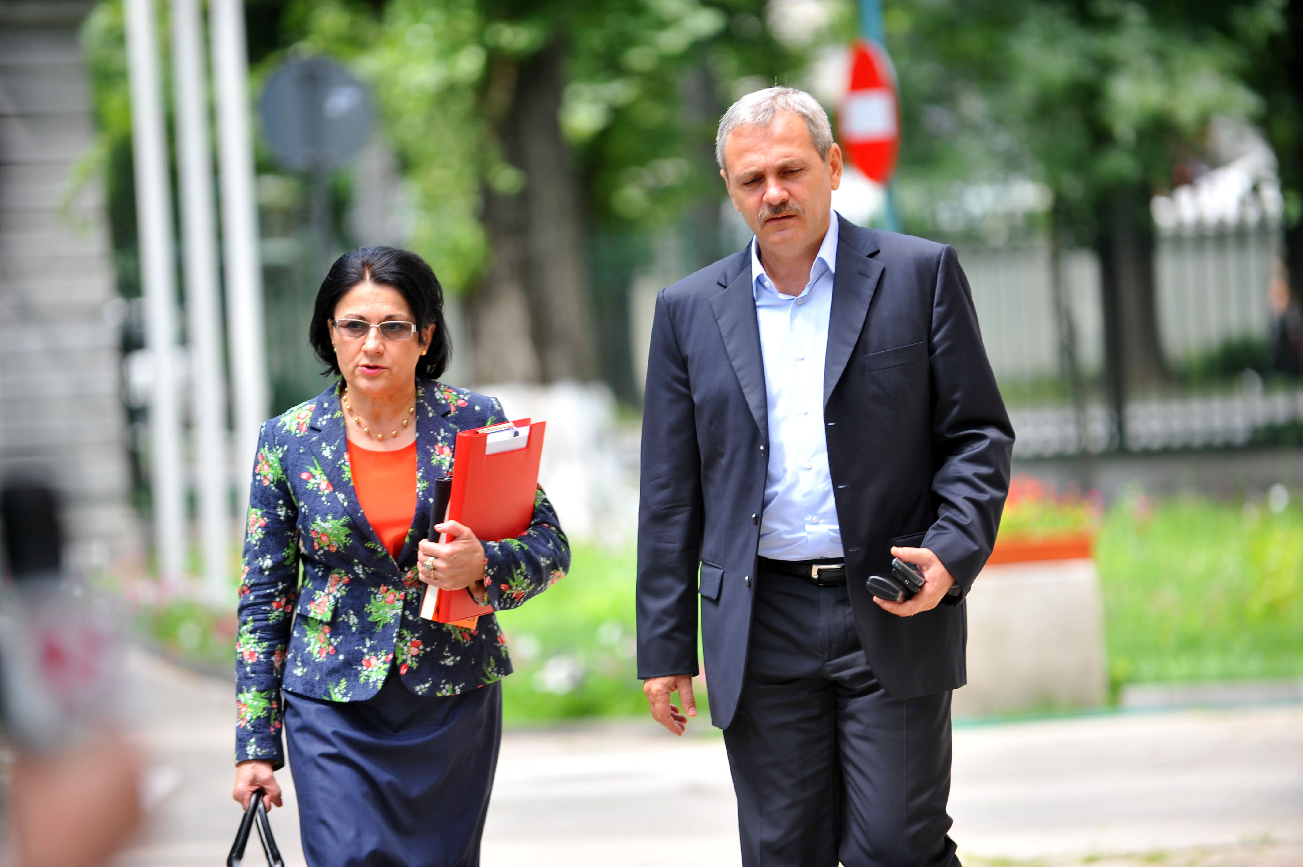 Ministrul Educației anunță sfârșitul manualului unic