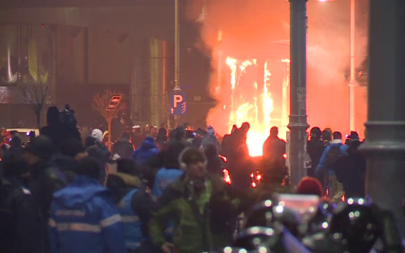Condamnări în dosarul ultrașilor care au devastat Piața Victoriei în februarie 2017
