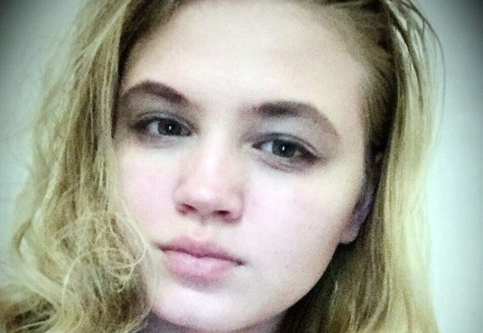 O tânără care se identifică drept vampir și-a înjunghiat iubitul, crezând că este vârcolac