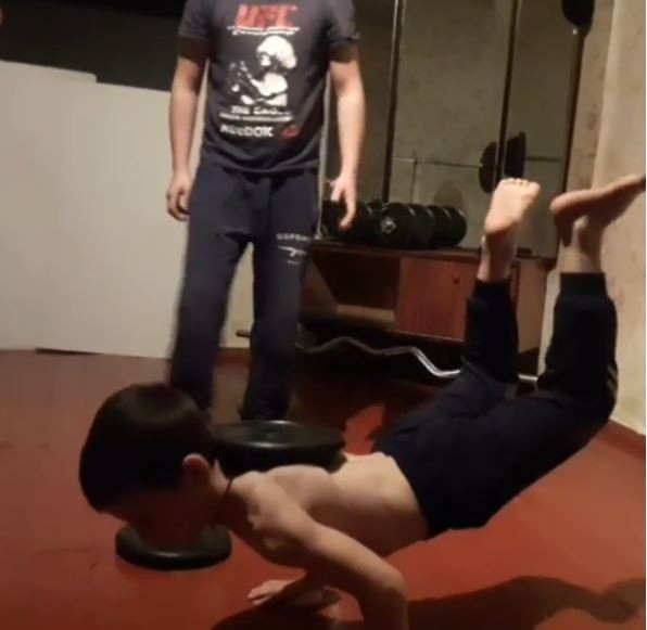 Un copil de cinci ani a făcut peste 4.000 de flotări. Ce cadou a primit de la un dictator