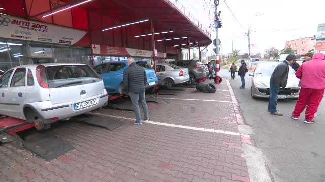 Când trebuie schimbate cauciucurile de iarnă? Deja s-au format cozi mari la vulcanizări