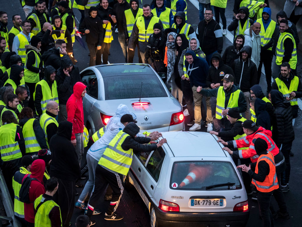 Protest cu 244.000 de persoane, în Franța: „Ne gazează, dar suntem paşnici”. FOTO