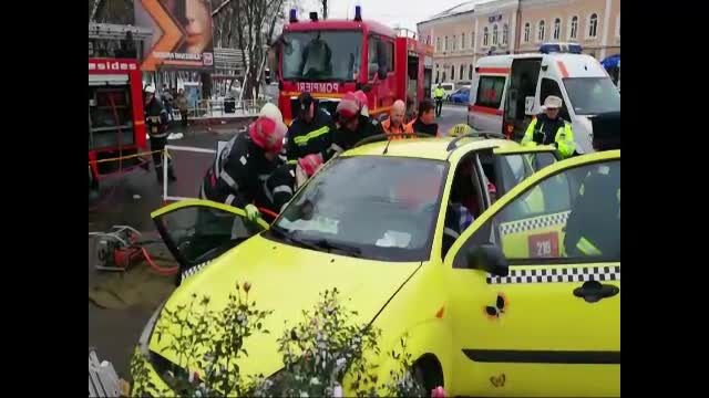 Taximetrist din Neamţ, rămas prizonier în propria maşină. Ce greşeală a făcut