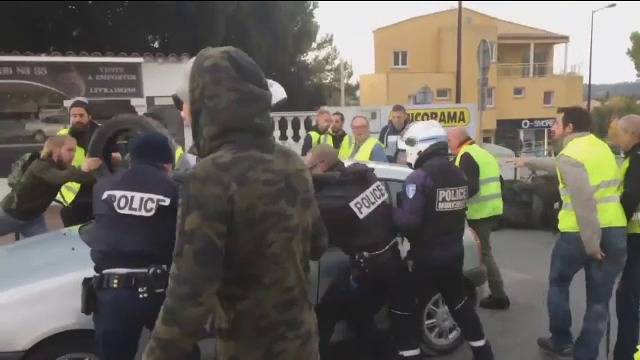 300.000 de francezi au protestat împotriva scumpirii carburanţilor. Ciocniri cu sute de răniţi