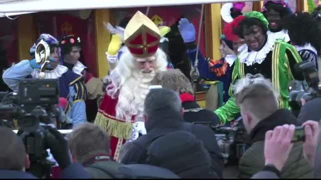 Alertă în Olanda, din cauza unei tradiţii de Moş Nicolae. Personajul care a provocat lupte de stradă