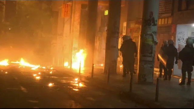 Ciocniri între polițiști și protestatari la comemorarea Revoltei de la Politehnica din Atena
