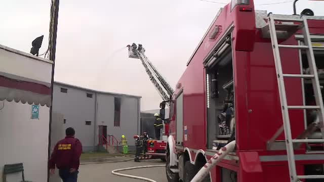 Incendiu uriaş la marginea Capitalei. Localnicii, alarmaţi prin sistemul RO-ALERT