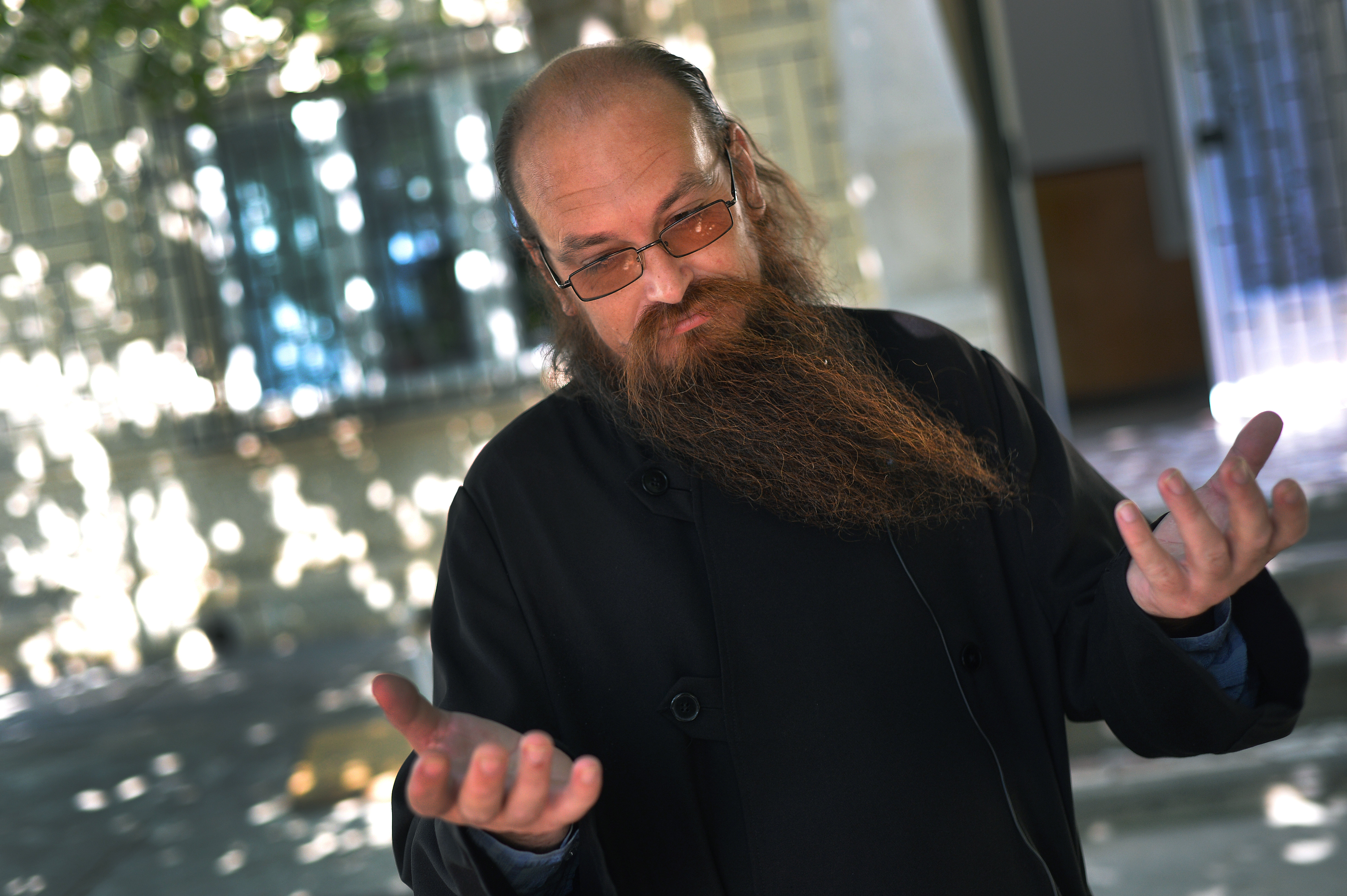 Ce spun oamenii din Carcaliu, satul unde a fost găsit un Picasso. "Bă, da frumoşi tablourile alea"