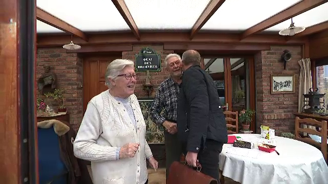 Medicul Cosmin Mirea isi consulta pacientii