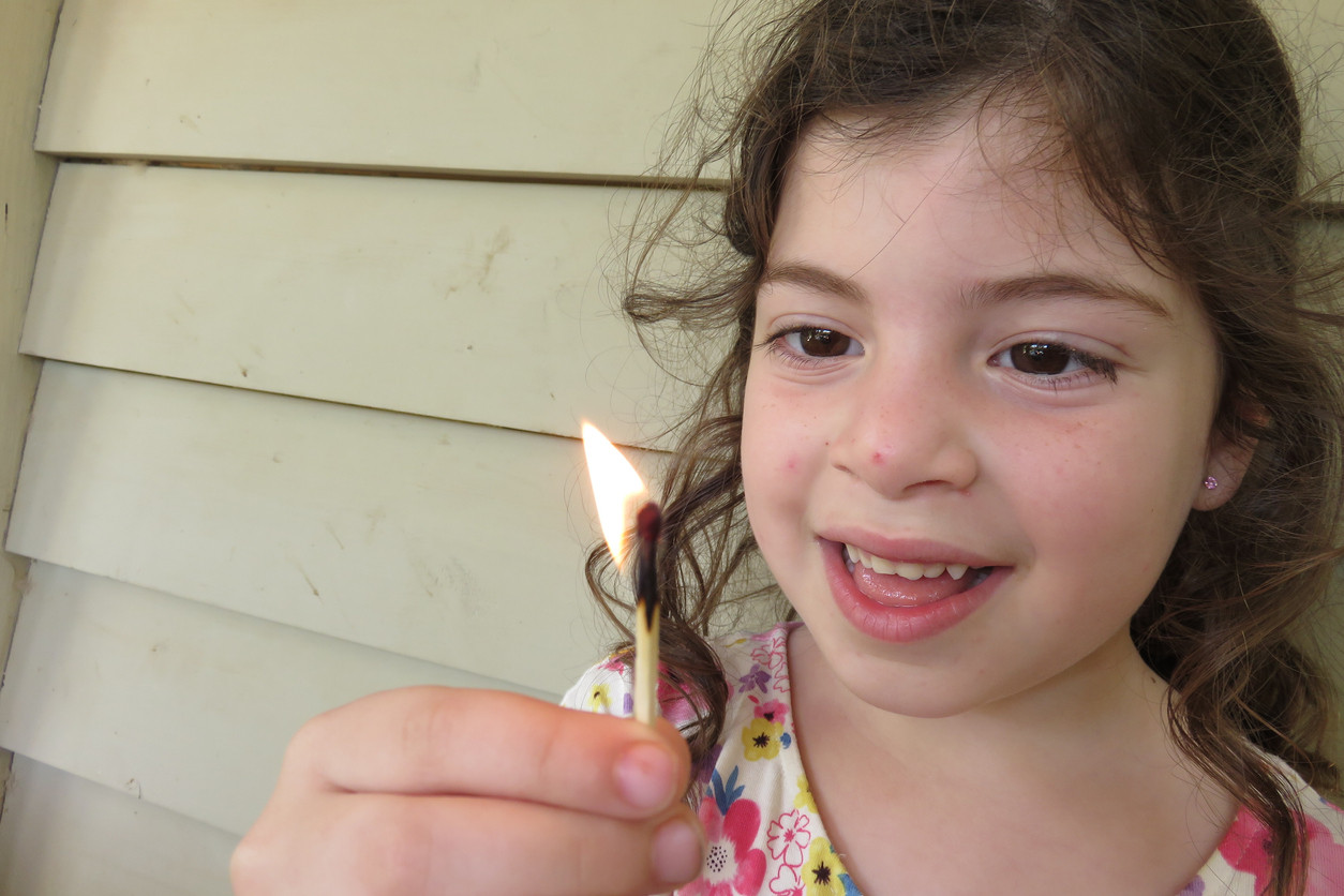 Provocarea periculoasă care îi face pe copii să își dea foc. Ce a pățit o fată de 12 ani