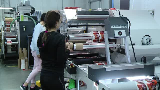 Soluția firmelor pentru lipsa de personal: roboți sau angajați instruiți de la zero