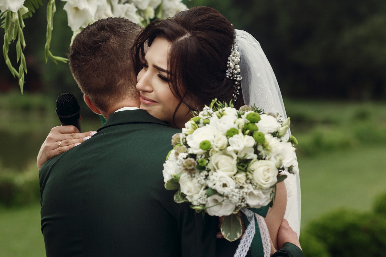 O mireasă a aflat cu o zi înainte de nuntă că soțul o înșela. Ce răzbunare a plănuit pentru ceremonia de a doua zi