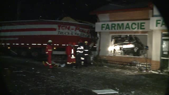 Un TIR a intrat într-o farmacie din Prahova. Ce făcea şoferul în loc să conducă