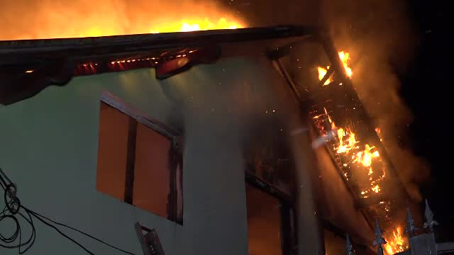 Bătrân salvat în ultima clipă de un vecin din casa în flăcări. De la ce a pornit incendiul