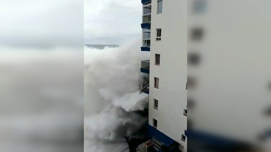 Momentul în care valuri de 10 metri lovesc o clădire din Tenerife. VIDEO