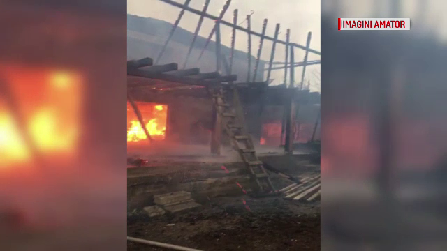 O casă a luat foc din cauza unui coș de fum necurățat. Bătrân salvat în ultima clipă