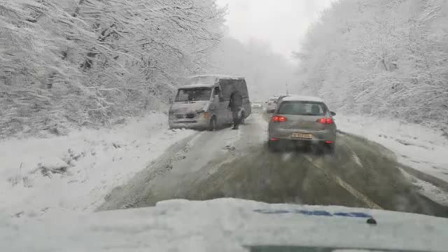 Valul de frig a provocat două decese și haos în trafic. Vremea rea se menține în 13 județe