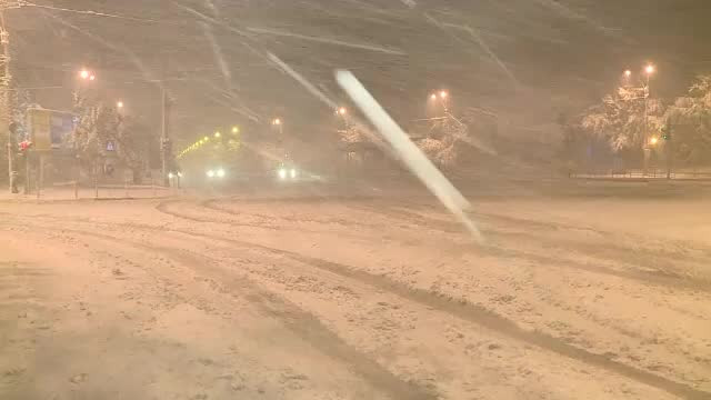 Ninsoarea abundentă din București a provocat blocaje în trafic. Recomandarea primarului Firea