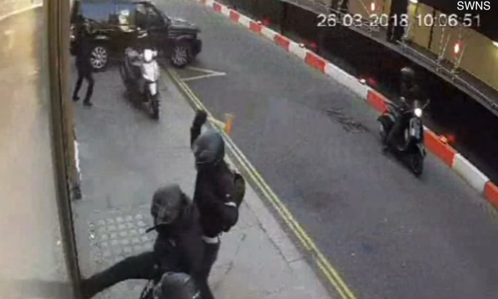 Momentul în care o bandă de hoți a încercat să jefuiască un magazin de bijuterii din Londra. VIDEO