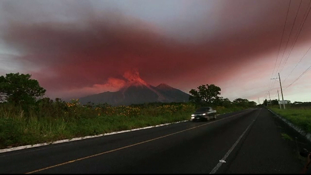 Imagini spectaculoase cu vulcanul Fuego, care a început din nou să erupă. Au început evacuările. VIDEO