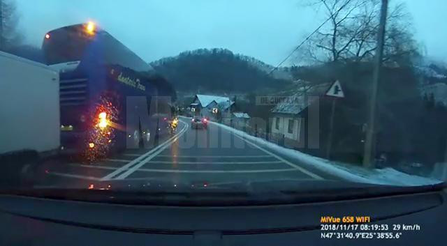 Şofer de autocar filmat în timp ce face o depășire periculoasă în ”curba morții”, din Suceava. VIDEO