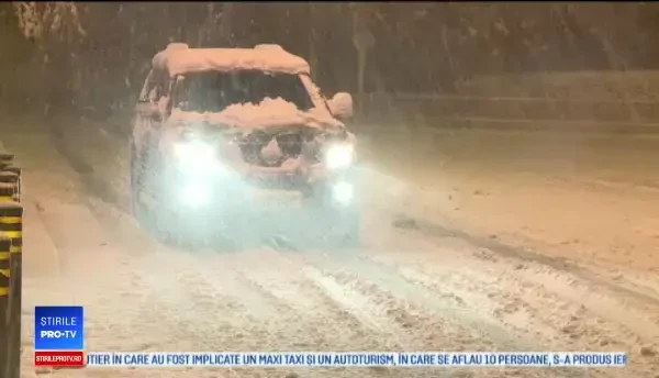 Iarna s-a instalat, în doar câteva ore, în 30 de județe. Drumuri închise, zboruri întârziate și case fără curent