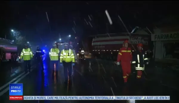 Un TIR a intrat într-o farmacie din Prahova. Ce făcea şoferul în loc să conducă