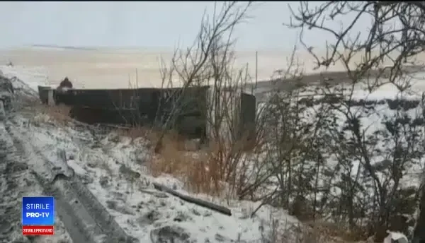 Vremea rea face primele victime. Un autocar a derapat și s-a răsturnat