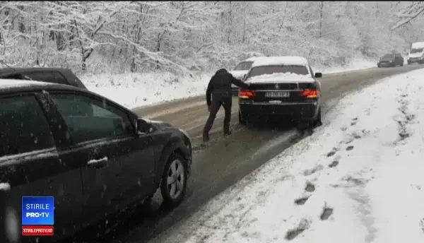 Vremea rea face primele victime. Un autocar a derapat și s-a răsturnat