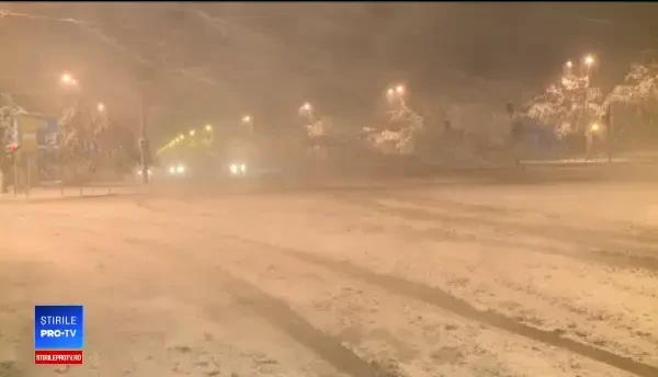 Iarna s-a instalat, în doar câteva ore, în 30 de județe. 67 de mașini, distruse de crengile căzute