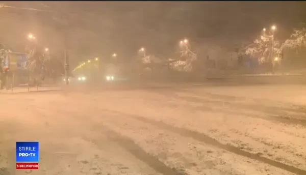 Ninsoarea abundentă din București a provocat blocaje în trafic. Recomandarea primarului Firea