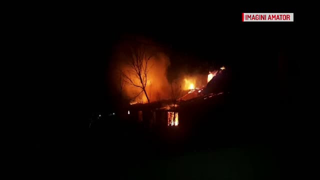 Au rămas fără casă chiar în prag de iarnă. Pompierii nu au mai putut salva nimic