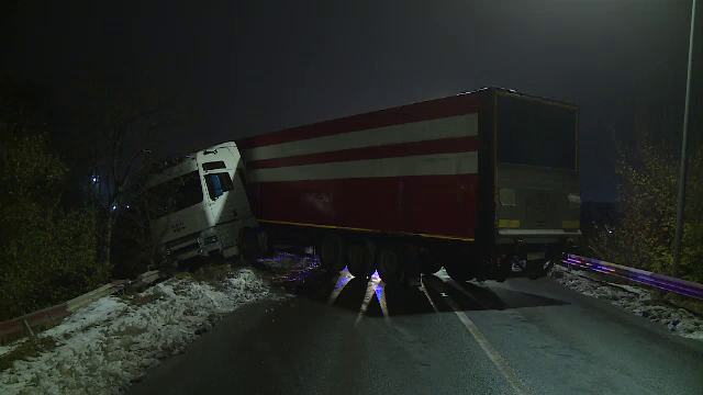 Un TIR a rămas suspendat pe Podul din Măgurele, din cauza poleiului