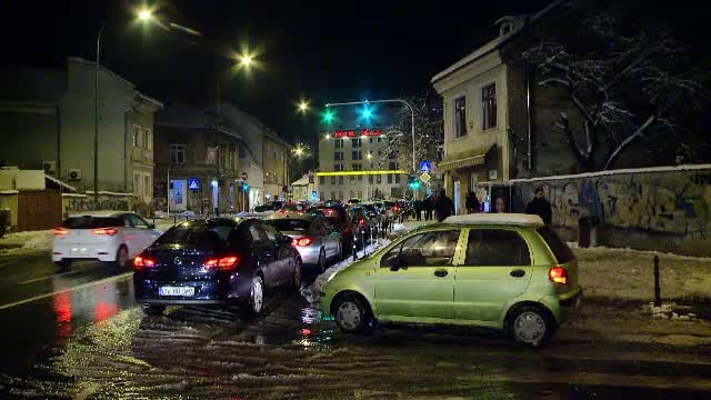 Coadă uriaşă la vulcanizare, după venirea iernii. "Până dimineaţă trebuie să aştept"