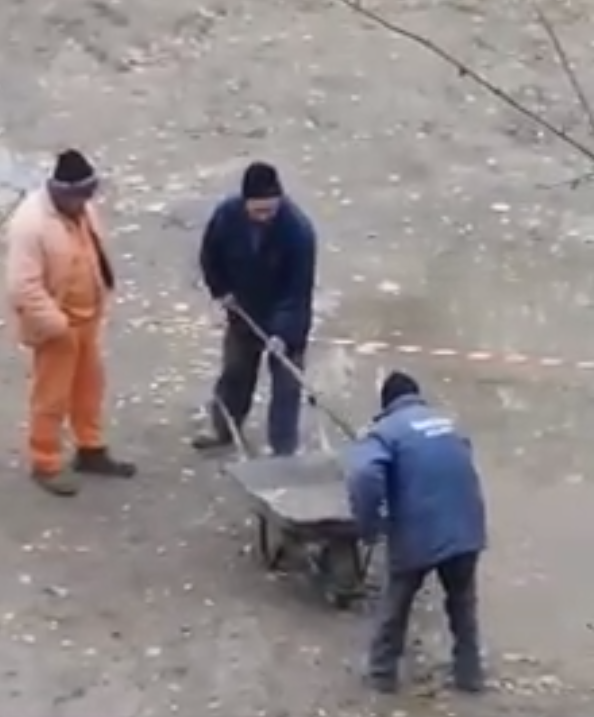 Scene de comedie la Galați. Doi muncitori scot apa dintr-o groapă cu lopata. VIDEO