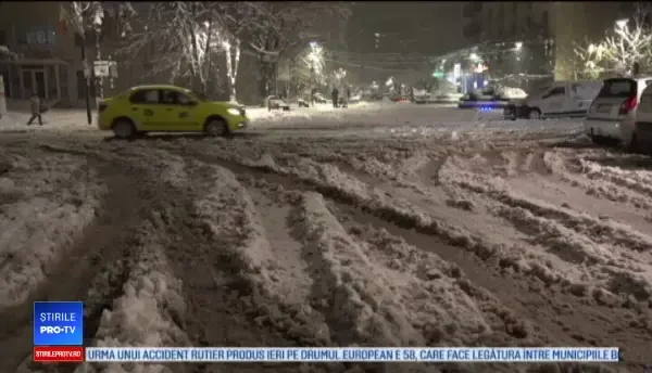 Botoşaniul nu are sare şi nisip pentru deszăpezire. Primar: "Dacă dă îngheţ, am pus-o"