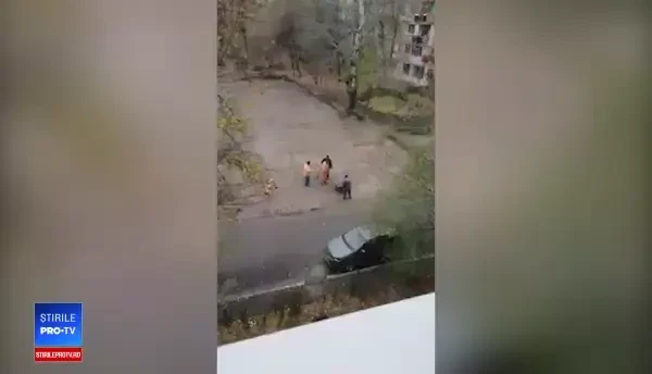 Scene de comedie la Galați. Doi muncitori scot apa dintr-o groapă cu lopata. VIDEO