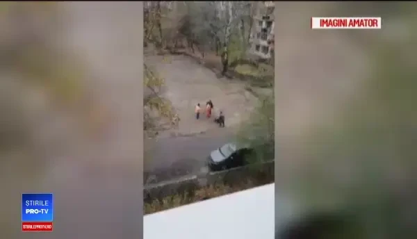 Explicatia muncitorilor filmati in timp ce încărcau de zor cu lopeţile apă dintr-o baltă, într-o roabă