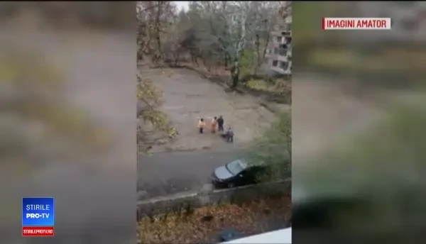 Explicatia muncitorilor filmați în timp ce încărcau de zor cu lopeţile apă dintr-o baltă, într-o roabă