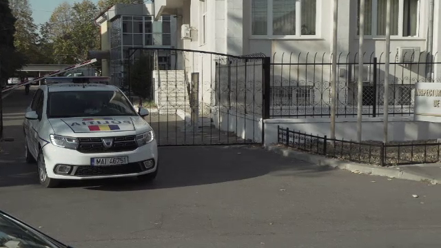 Fetiță de 8 ani violată și bătută de propriul tată. Cine i-a descoperit rănile pe trup