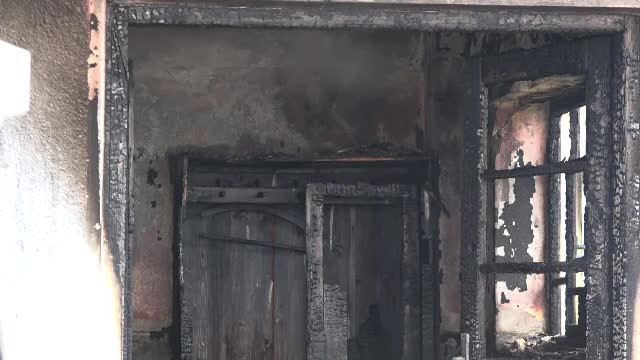 Un bărbat imobilizat la pat ar fi dat foc casei, în Mureş. Omul a murit carbonizat