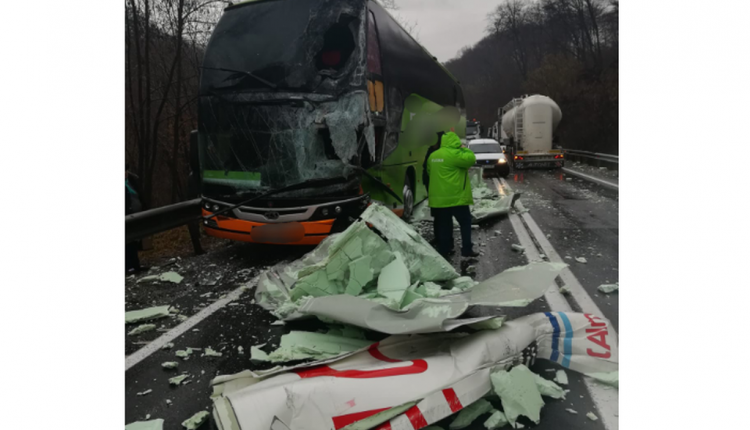 Autocar cu 25 de pasageri la bord implicat într-un accident rutier, în Sibiu