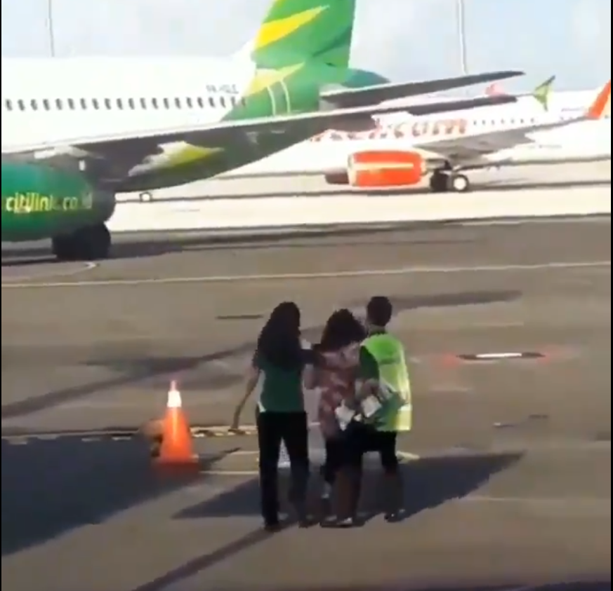 Cum a încercat o pasageră să ajungă în avion după ce a ratat îmbarcarea. VIDEO