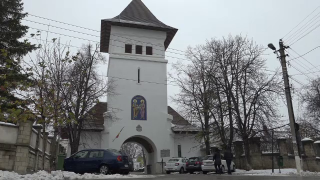 Scandal la Episcopia Huşilor. Contabilul instituţiei, suspectat că ar fi furat 30.000 de lei din cont