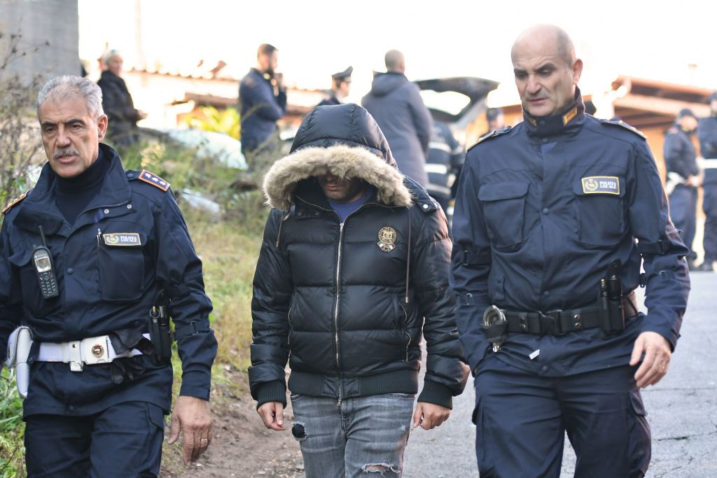 Vilele de lux ale unui clan mafiot din Italia, demolate. Ce s-a găsit în interior