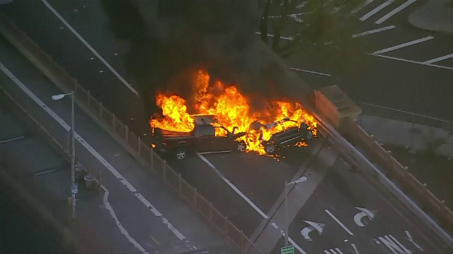 Coliziune pe Brooklyn Bridge cu 4 mașini: 3 au luat foc